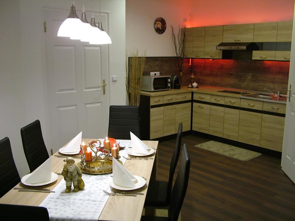 Korzo Apartman Кёсег Номер фото