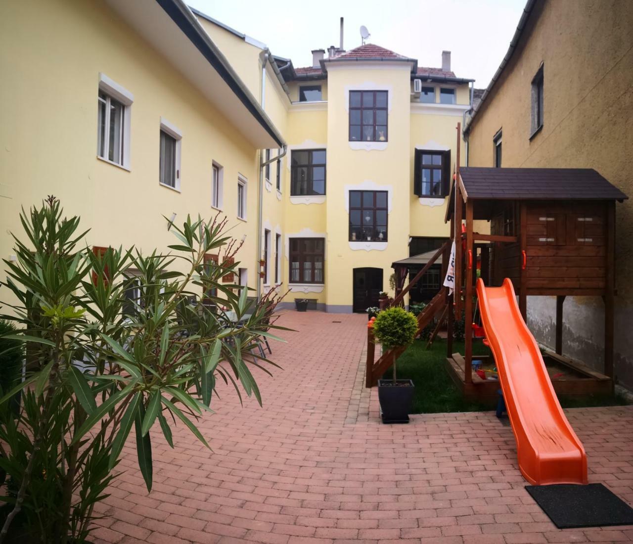 Korzo Apartman Кёсег Экстерьер фото